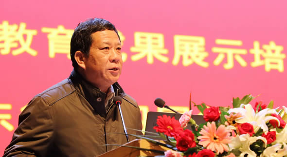 山东创新教育研究院副院长强光峰宣读表扬通报